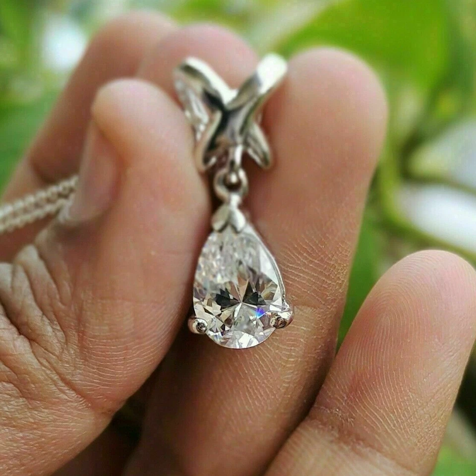 Colgante de 3 clavijas de moissanita corte pera de 2,5 quilates sin cadena enchapado en oro blanco de 14 k Foto 3 de 4