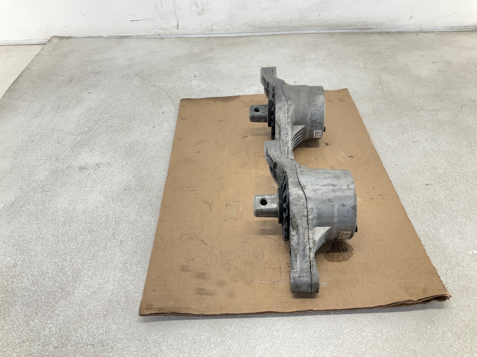 Maserati Levante 2017-2020 FRONT+RIGHT Engine mount