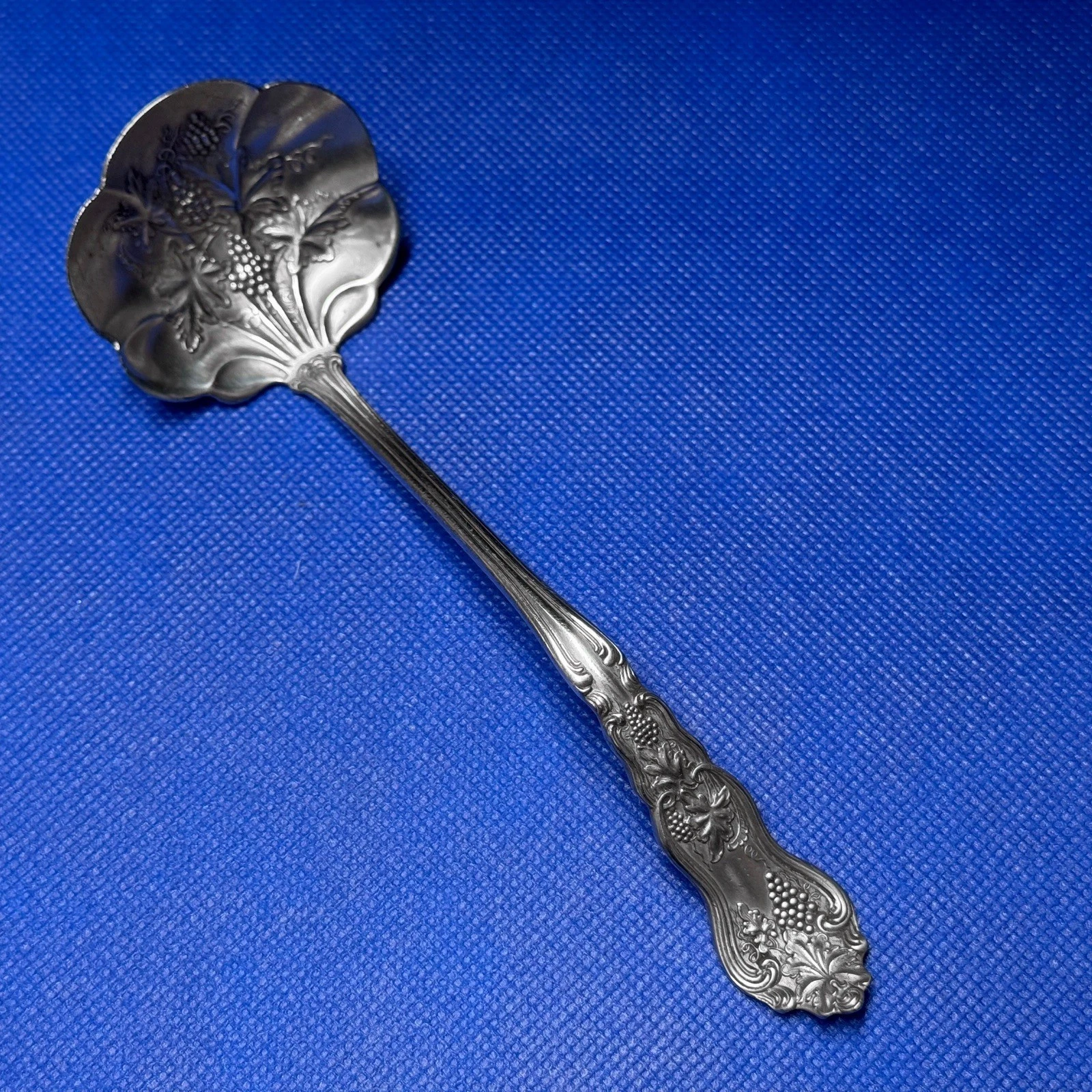 Moselle Grape Pattern American Silver Co 6" sauce / Dressing Ladle - Excellent