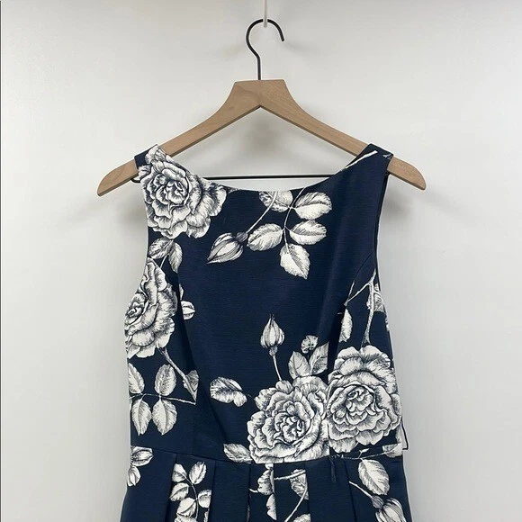 Maxi Vestido de Baile Eliza J Floral Sin Mangas Línea A Plisado Ocasión Azul Marino 12 Foto 2 de 4