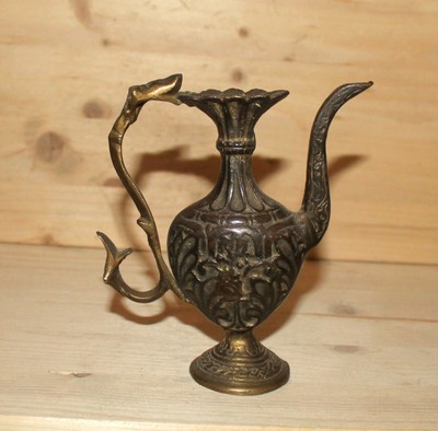 Antiker handgefertigter verzierter Bronzekrug