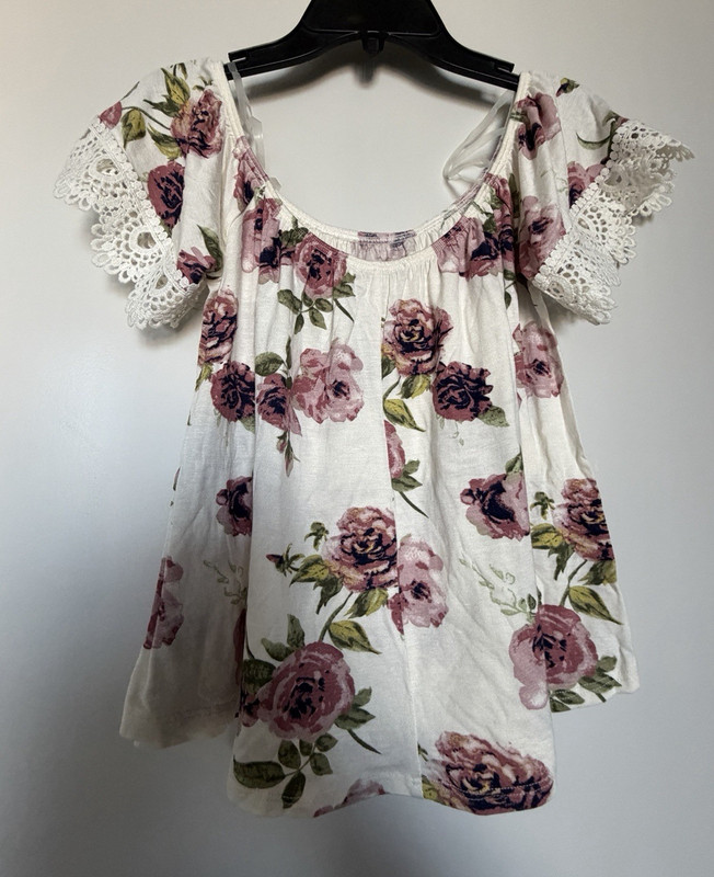 Charlotte Russe Women's XS White Floral Scoop Neck Flutter Sleeve Lace Blouse