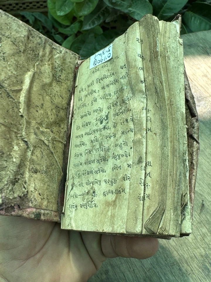 Antiguo libro de manuscritos en miniatura de madera Foto 2 de 4