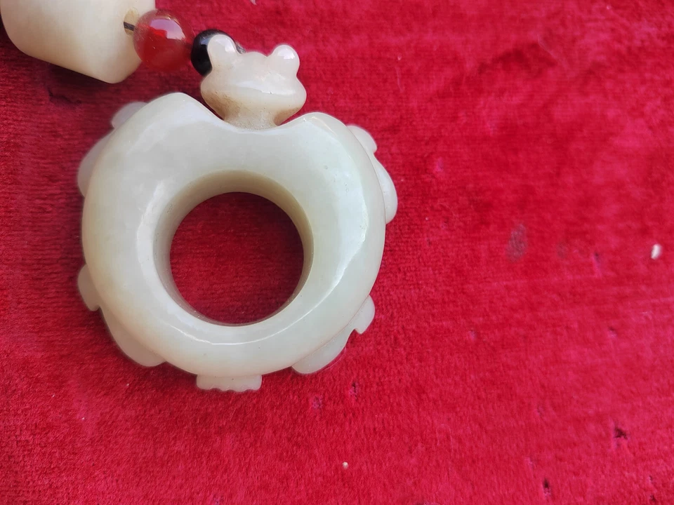 Arte exquisito y exquisito, colgantes chinos antiguos de animales tallados en jade blanco Foto 2 de 4