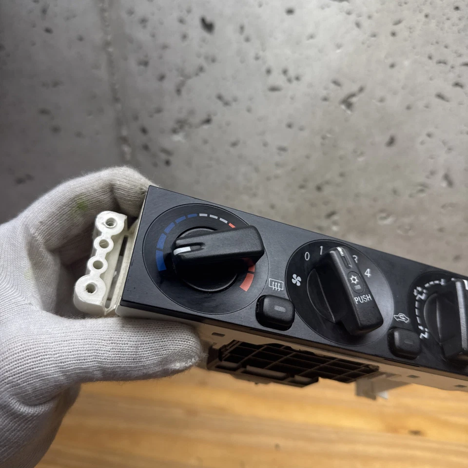 Controles climáticos de temperatura originales OEM MR315296 2000-2002 Mitsubishi Eclipse Foto 2 de 4