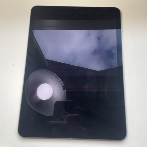 Apple Ipad Air 4 Wi-Fi, 4GB RAM 64GB Model : A2316. -For Parts- Water Damaged - 第 1/12 張圖片