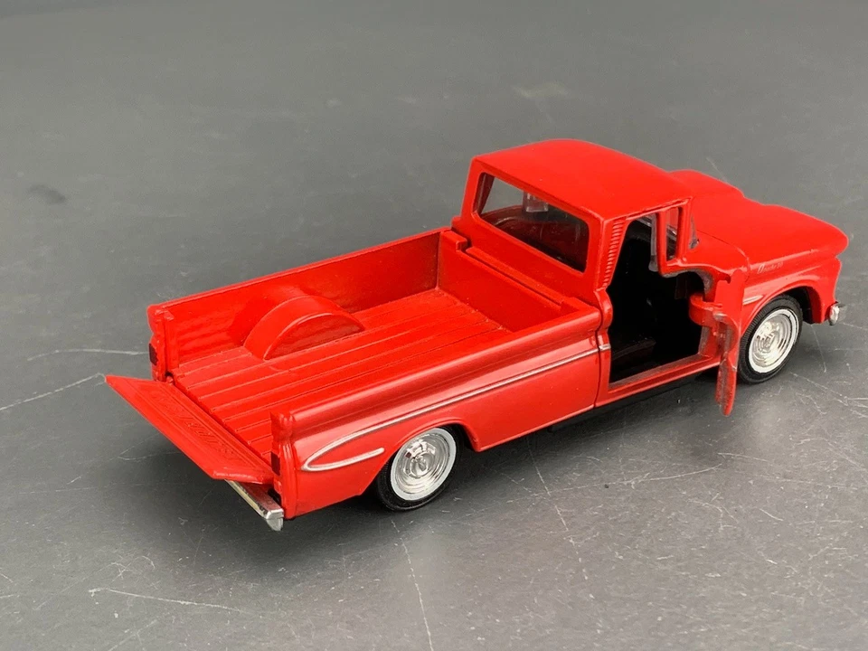 Camioneta Chevy Apache 10 1961 Die-Cast Road Champs roja D1387 1:43 Foto 4 de 4