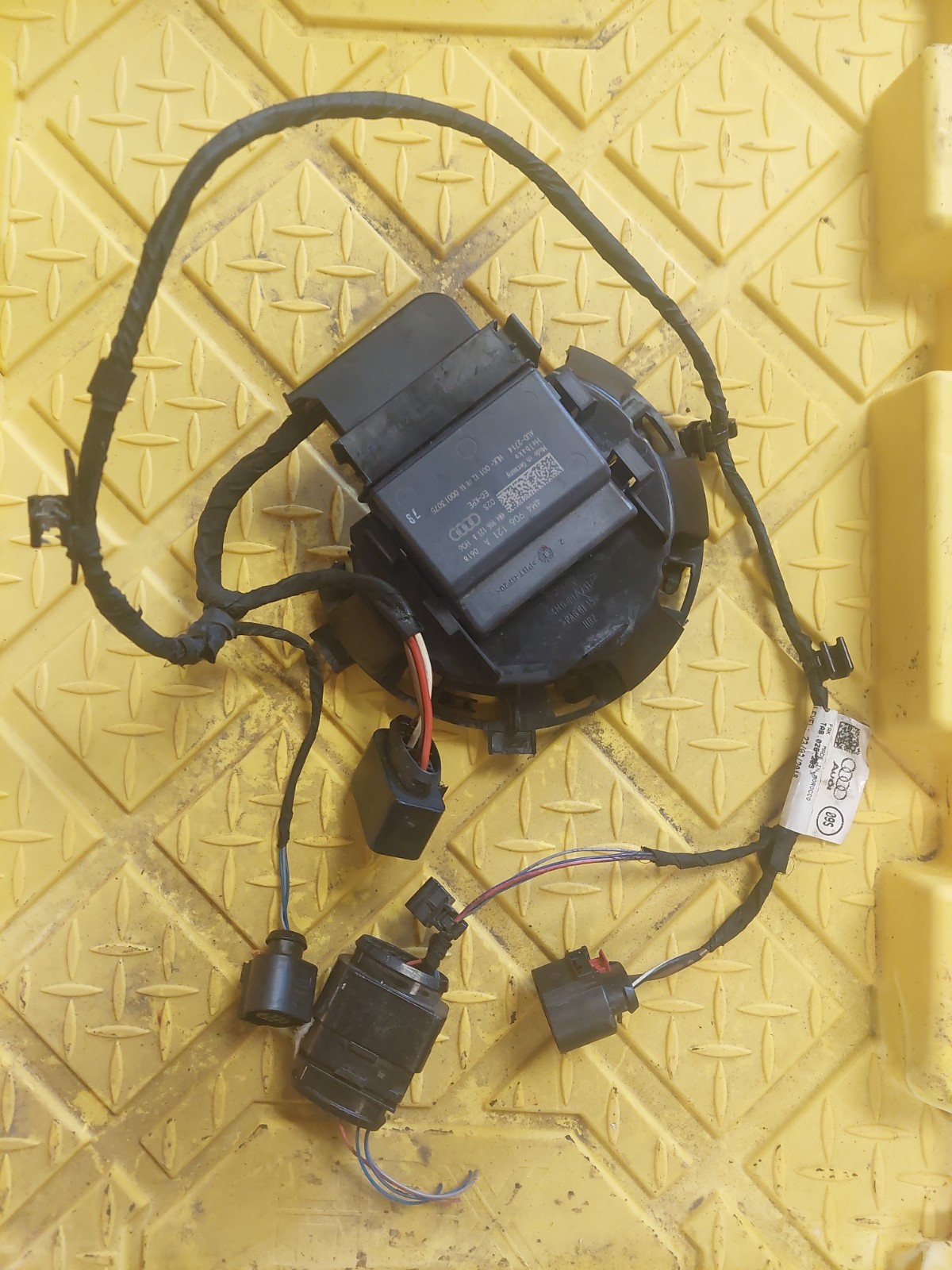 Lamborghini Urus 2018-2024 Fuel pump control module P/N 4M4906121