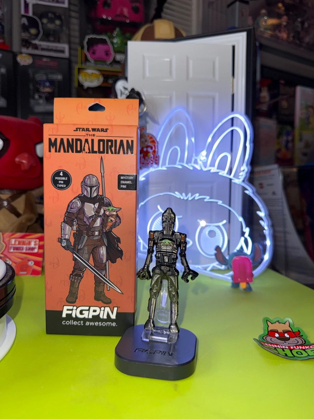 Star Wars The Mandalorian Figpin Quest IG-12 with Grogu Enamel Pin Badge chase