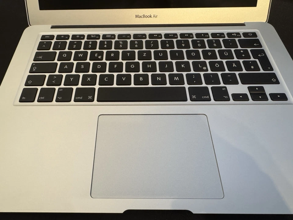 Apple MacBook Air 13,3 Zoll (128GB SSD, Intel Core i5 5. Gen., 8GB RAM) 2017 - Bild 3 von 4