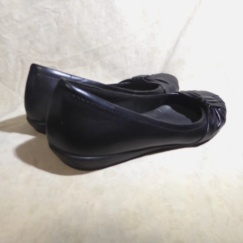 🩰 Zapatos planos de ballet Hot Kiss talla 9 M cuero sintético negro; detalles de correa acanalada Foto 4 de 4