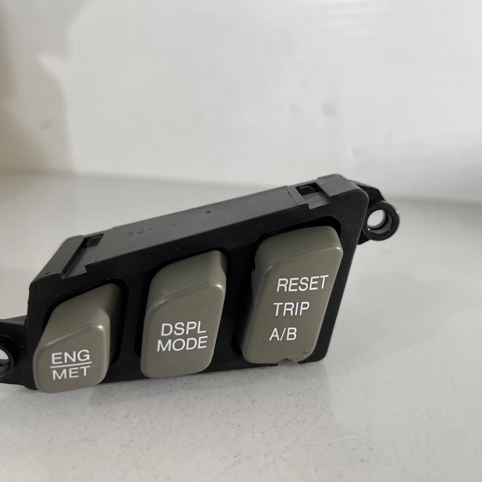 98 99 00 01 02 03 04 CADILLAC SEVILLE STS MODO DE PANTALLA INTERRUPTOR DE REINICIO DE VIAJE Foto 2 de 4