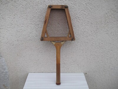 Ancienne raquette de tennis en bois - France