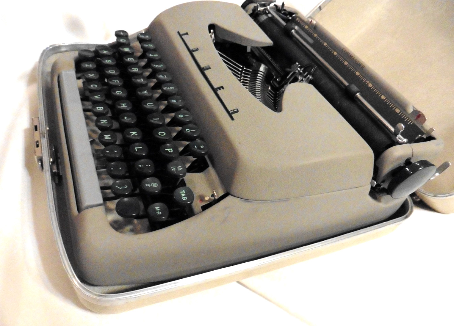 Scarce SEARS TOWER COMMANDER Portable Typewriter(Smith Corona rebranded) Working