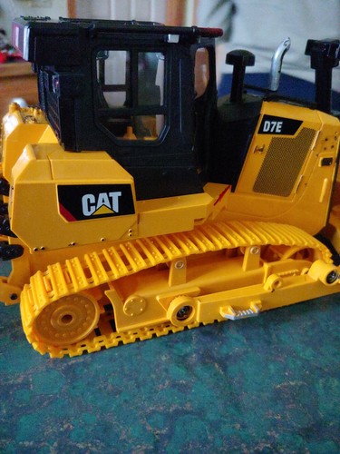 DIECAST MASTERS - Bull Télécommandé - CATERPILLAR D7E - 1/24