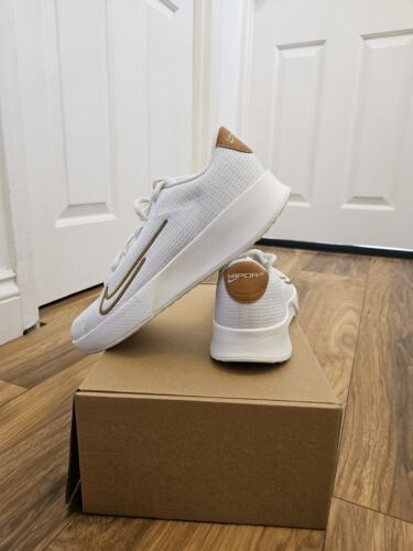 W Nike Vapor LITE 2 HC/White Sail-Ocre/Reino Unido Talla 6,5/Euro talla 40,5/26 cm - Imagen 13 de 14