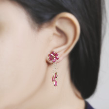 Boucles d'oreilles pendantes fines en or jaune massif 18 carats fleur rubis n...