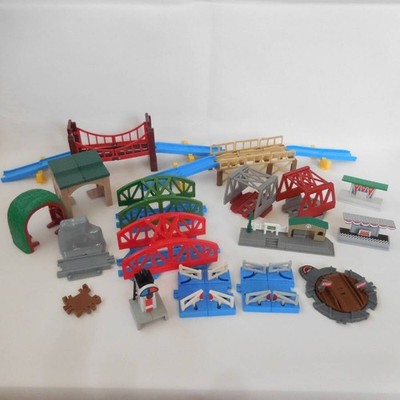 Tomy Takara Capsule Plarail Large Bridge Engine Shed Station Set Gebraucht