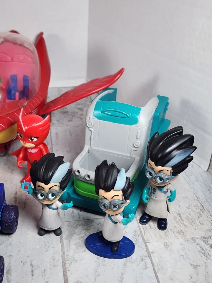 Extra *Enorme* Lote de Figuras Máscaras Disney PJ Juguetes Figuras de Acción Vehículos  Foto 2 de 4