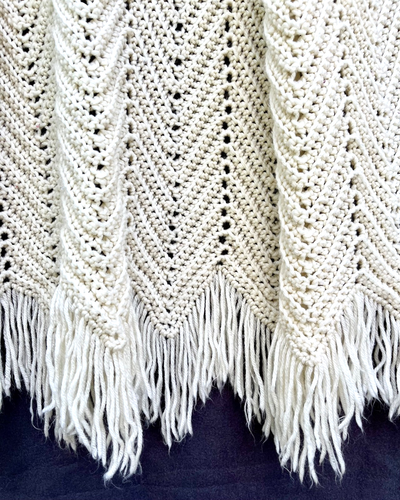 Homemade Cream Crocheted Chevron Blanket 46” by 72” Vtg Fringe Scalloped Edges - Foto 1 di 12