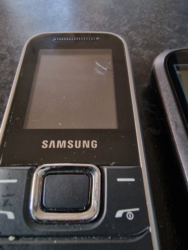 Téléphone portable Joblot VINTAGE, 2x Samsung 1x Vodafone, non testé - Photo 5 sur 7