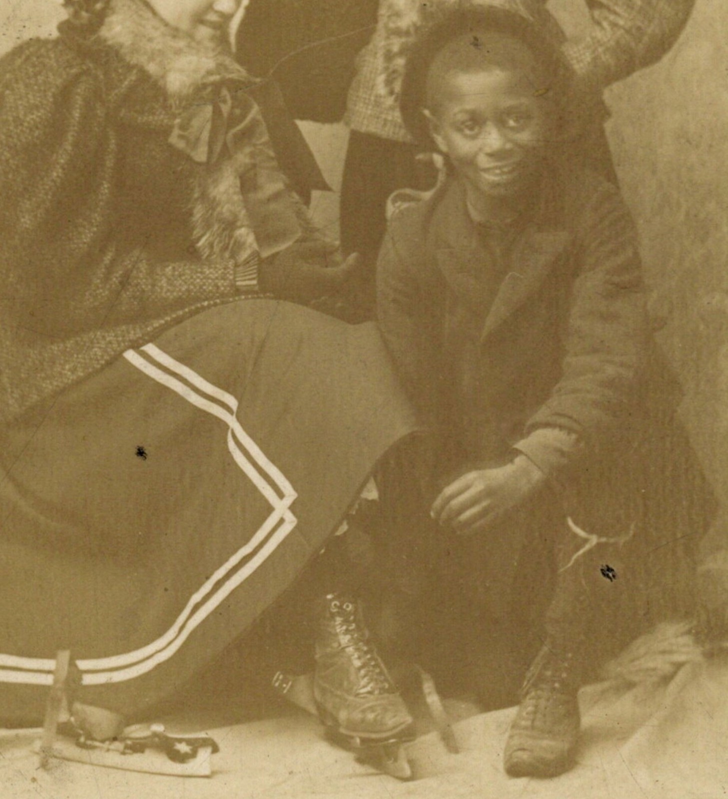 CDV c1890s AFRICAN AMERICAN BOY HELPING WHITE LADIES WITH ICE SKATES OTTUMWA ILL — additional view