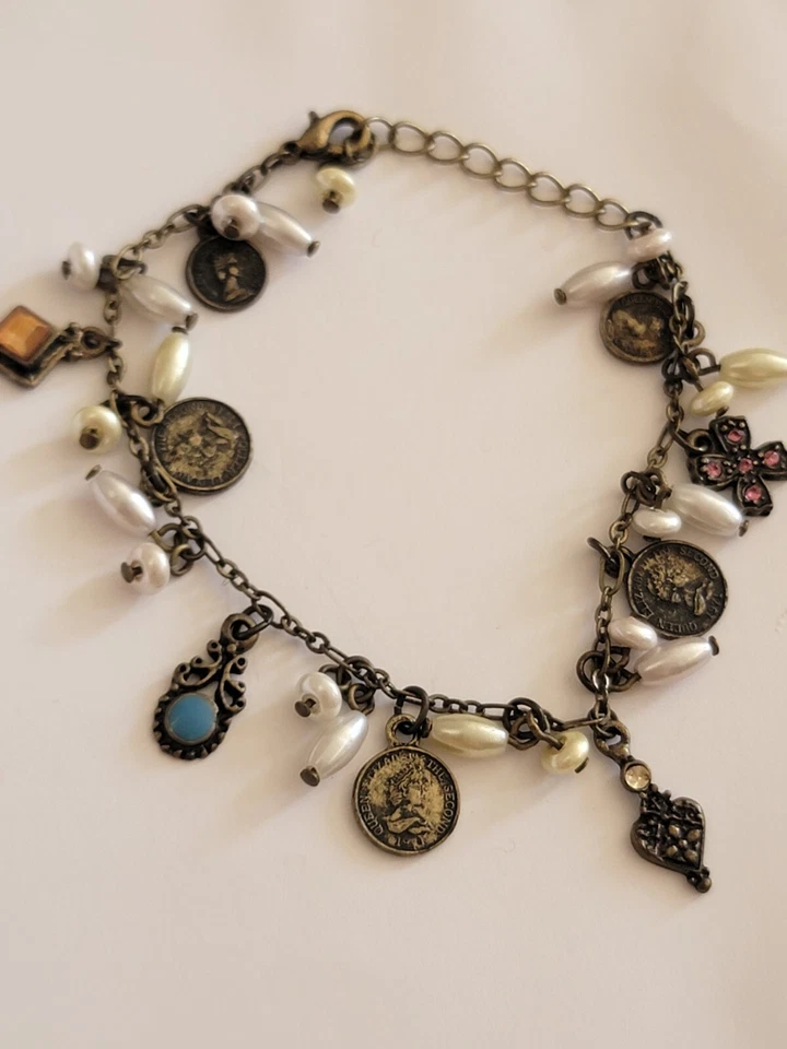 Pulsera de latón monedas pequeñas con dijes esmaltados perlas vintage Foto 2 de 3