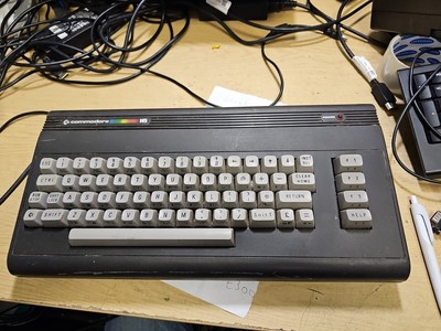 Commodore C16 Computer Konsole - 100% ungetestet - ERSATZTEILE/REPARATUR - Made in England