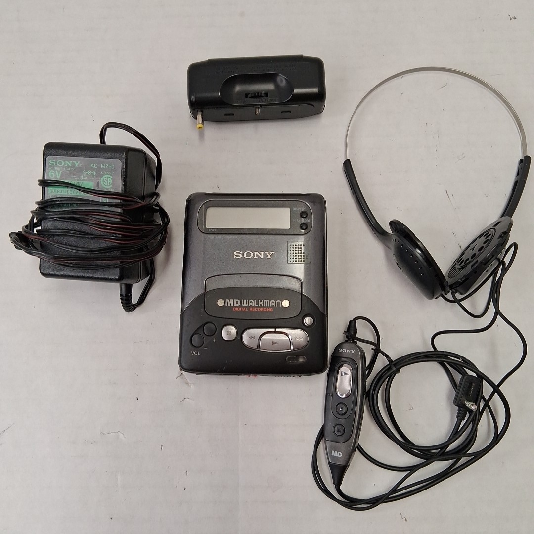SONY MZ-R2 MD Walkman Mini Disc Player, w/Battery Case, Remote