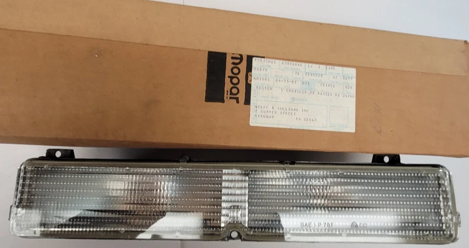 Lámpara de luz de estacionamiento del lado derecho del pasajero Chrysler LeBaron 1977-1978 3881646 nueva de colección Foto 4 de 4