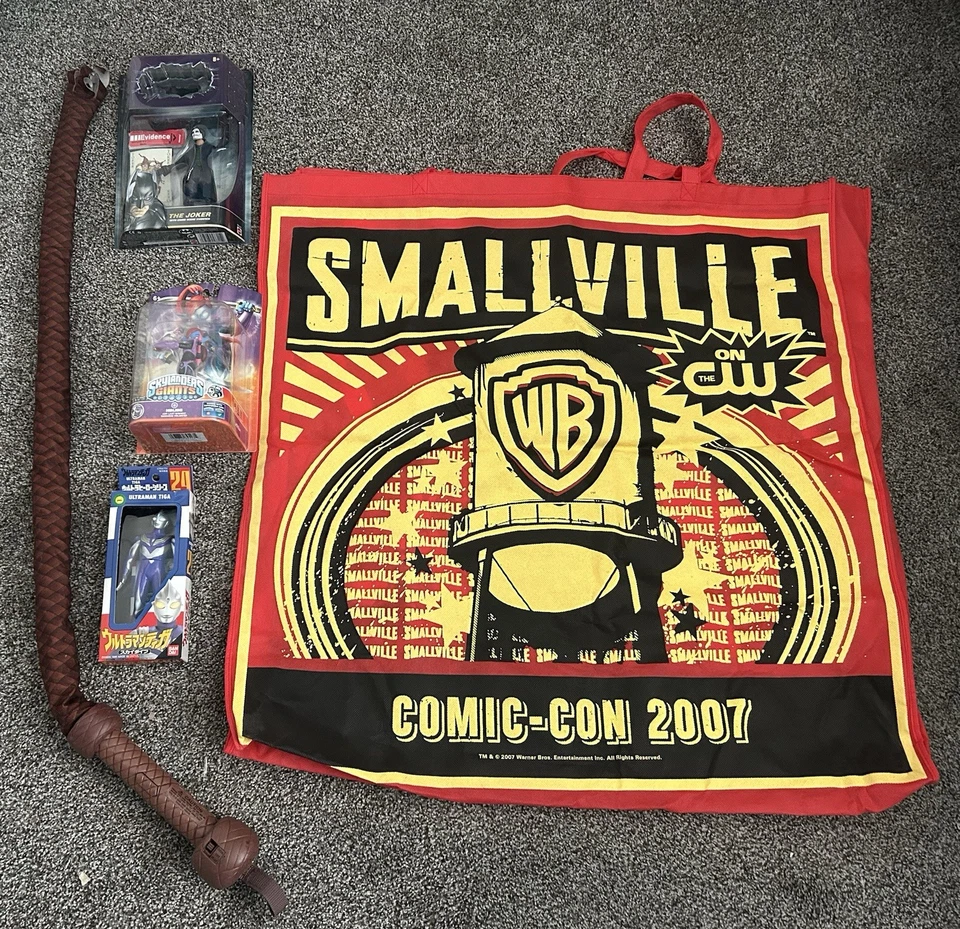 LOTE DE COLECCIONISTA - Bolso SDCC 2007, Ledger Joker, Ninjini, Ultraman, Sound FX Whip Foto 2 de 4
