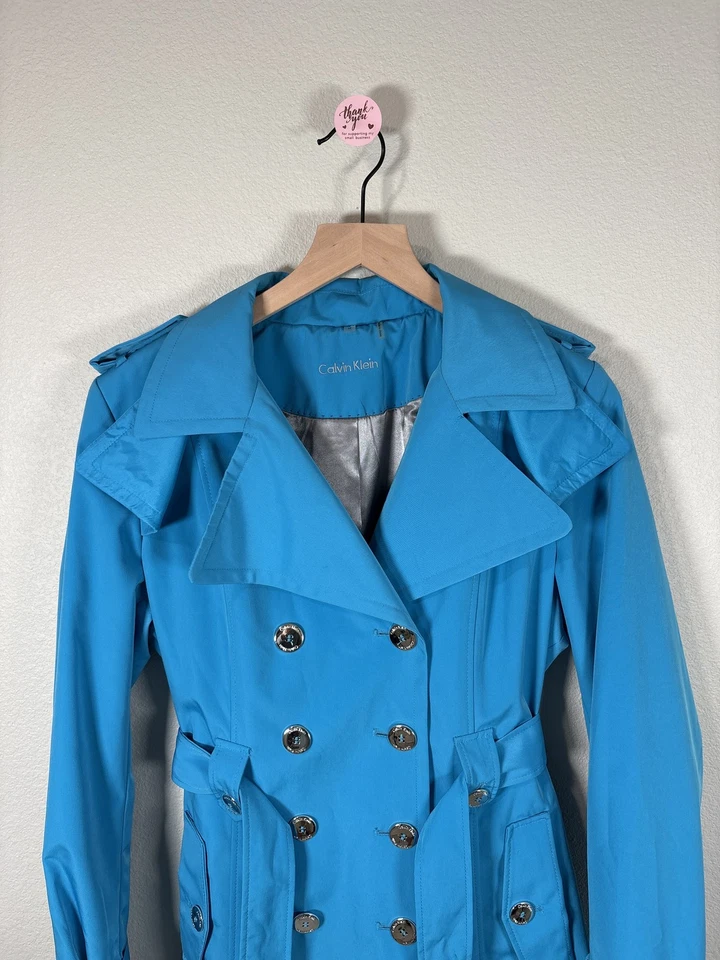 Abrigo de lluvia de trinchera azul brillante doble con cinturón M de Calvin Klein para mujer Foto 4 de 4
