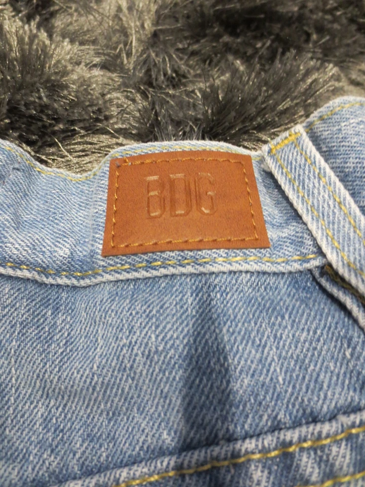 Pantalones Cortos de Jean BDG para Mujer 24 Azul Envejecido Denim Corte Dobladillo Crudo Logo Lavado Claro Foto 2 de 4