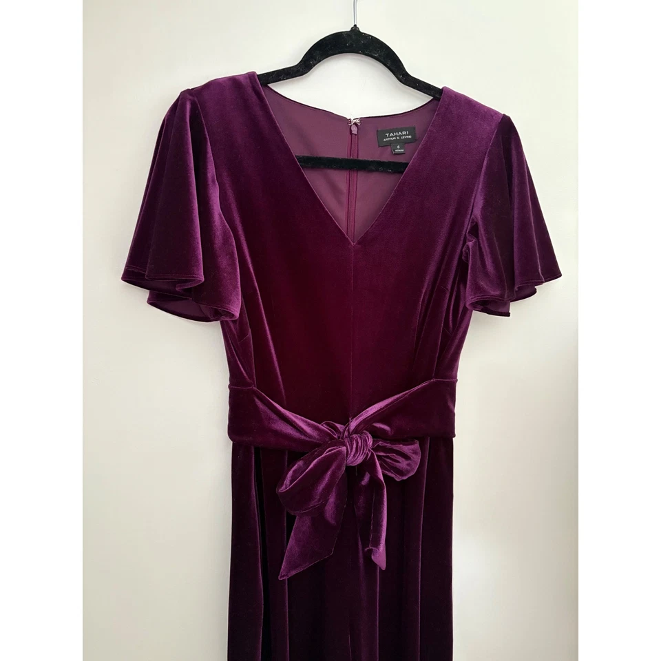 Mono corto Tahari Arthur S. Levine de terciopelo púrpura manga acampanada Foto 4 de 4