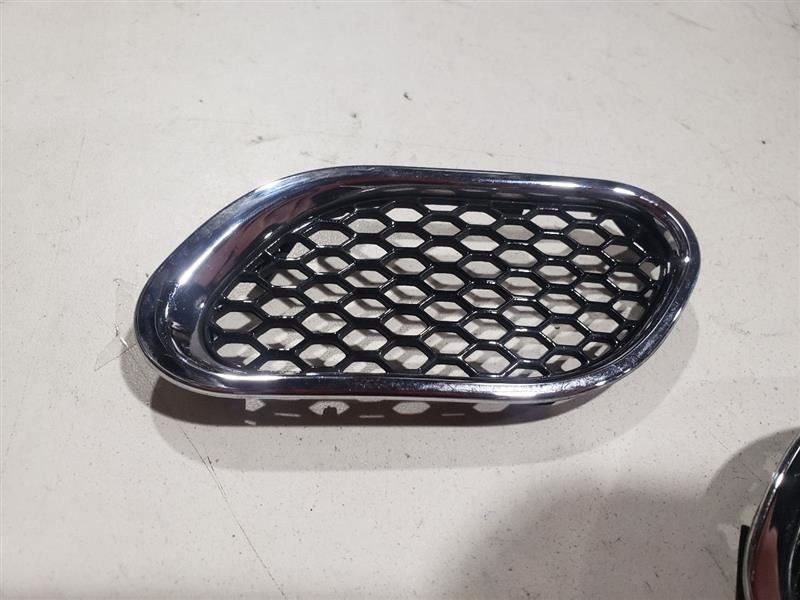 2007 Maserati Quattroporte Sport GT Right Side Fender Grille Insert Trims OEM