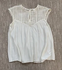 H&M Crinkle Top Size Medium Cream Short Sleeves Feminine Unique Cute