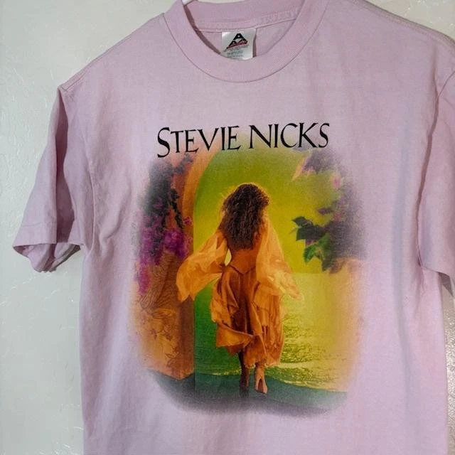 Camisa vintage Stevie Nicks para mujer rosa mediana Trouble in Shangri-La Rock Foto 2 de 4