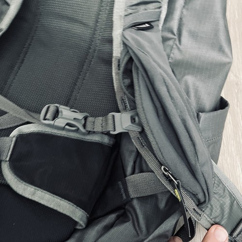 NWOT Thule Sweden Strip 18 Lightweight Gray Backpack - Picture 6 of 9