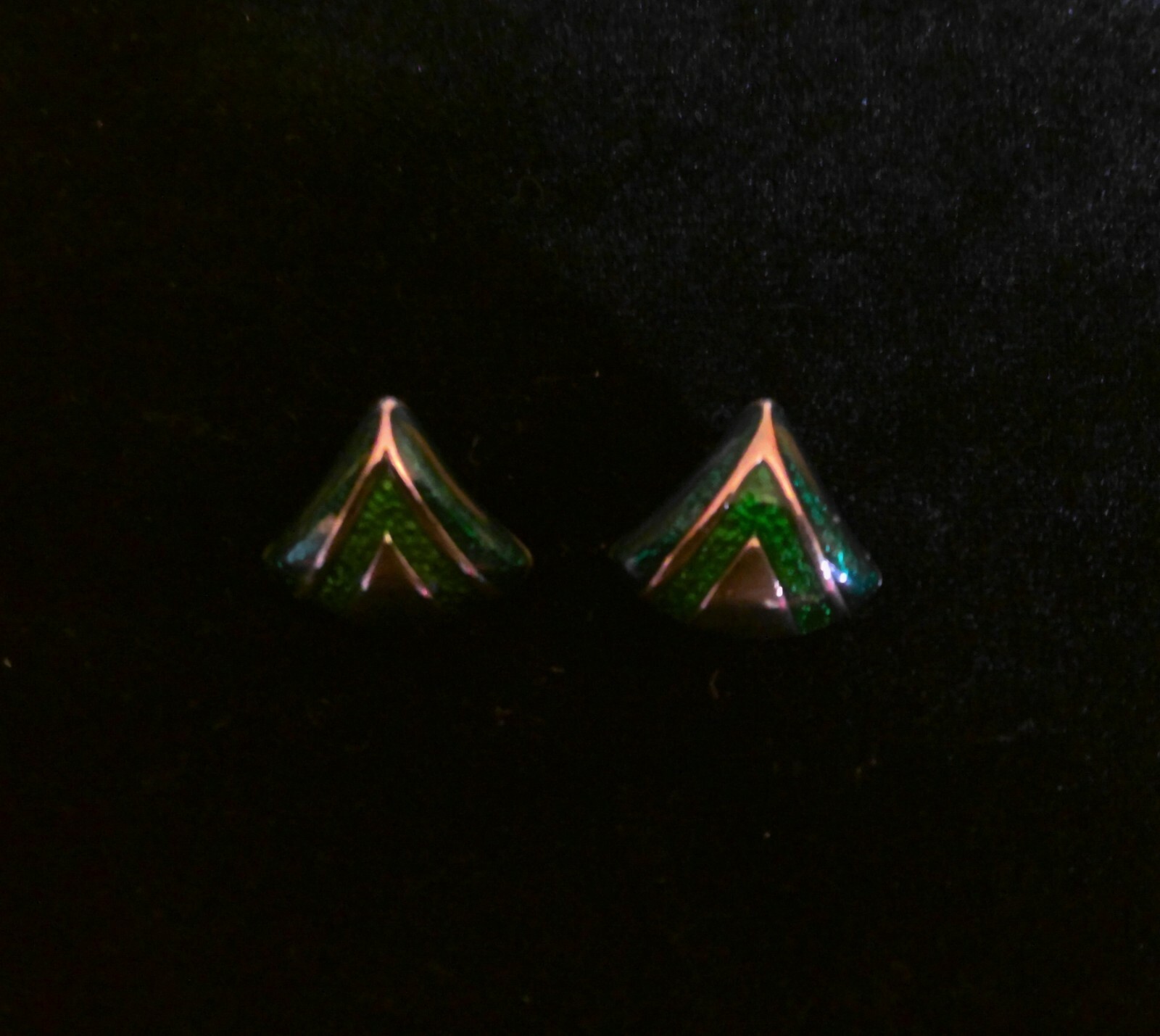 Vntg Avon 80s Gold Tone Green Enamel Shell Fan Triangle Shape Pierced Earrings