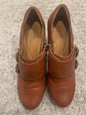 Clarks Artisan Heels women’s light Brown Leather Side Zip Pump Heel Size 7 M