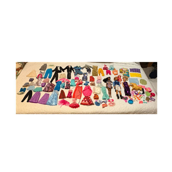 Lote de ropa, muñeca y accesorios Barbie