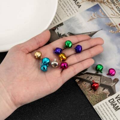 50 ALUMINIUM MIX FARBE KLINGELN JINGLE BELL CHARMS ZUM SELBERMACHEN BASTELN 14mm XMAS TOP QUALITÄT