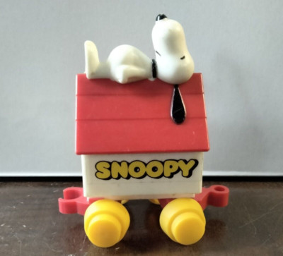  1966 United Feature Syndicate Peanuts Snoopy Dog House Toy Train Car