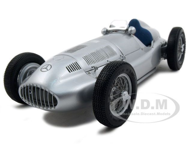 Mercedes Benz W165 1939 1/18スケール 1939 MERCEDES W 165 SILVER 1/18 DIECAST MODEL CAR BY CMC 018