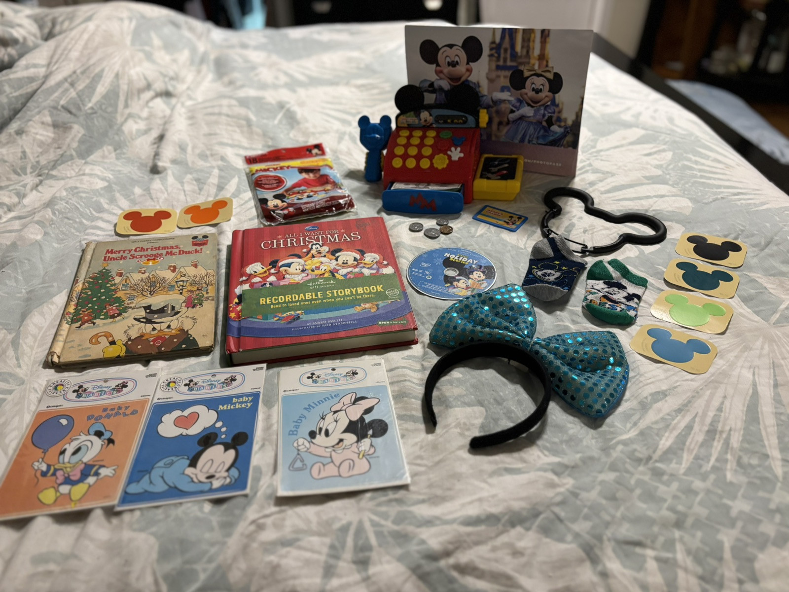 как выглядит Mickey Mouse Cash Register Other Fun Disney Items Included In This Purchase фото