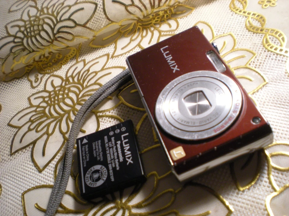 Panasonic LUMIX DMC-FX33 8.1mp 5.7x Digital Camera Red - Image 3 of 4