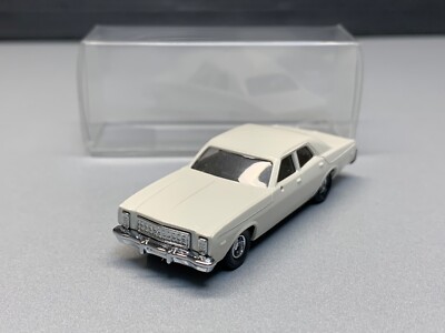 Plymouth Fury Lux Limousine sedan lang Oldtimer us classic car Praline H0 1:87