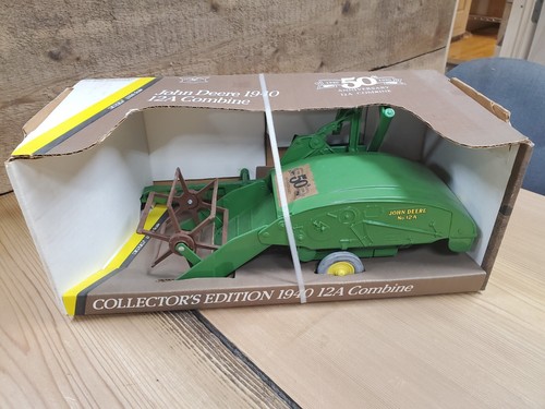 John Deere 1940 12A Combine Collectible Tractor 1/16 Scale