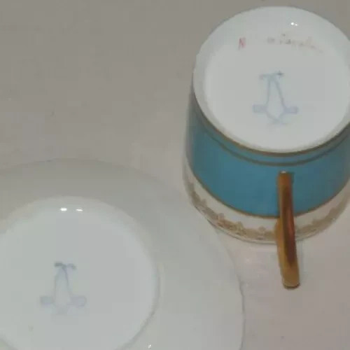 ANTIQUE SEVRES SIGNED ATTRIBUTED PORTRAIT CAN DEMITASSE CUP & SAUCER 1751-1753 - Picture 7 of 10