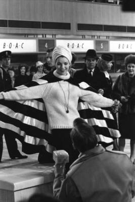 Elsa Martinelli posing on The Vip's London 27th February 1963- Old Photo 1